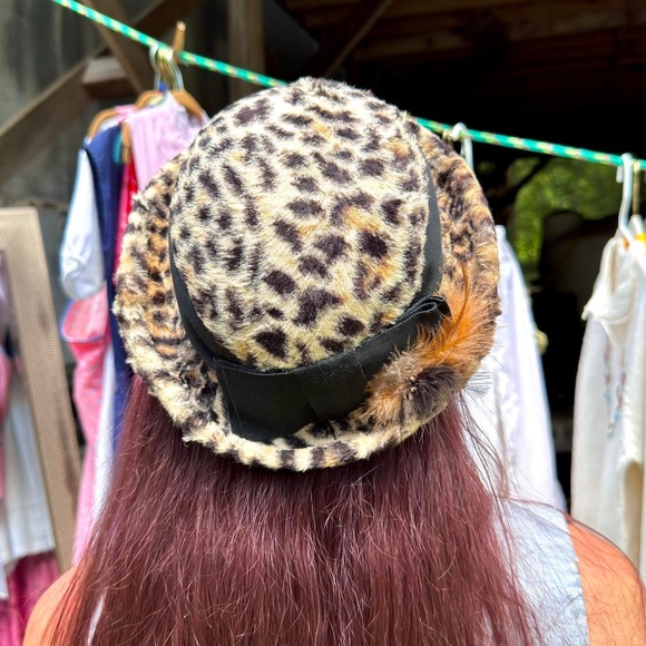 Rare 40s plush leopard spot mohair short bowler cocktail tilt hat w/ feathers
